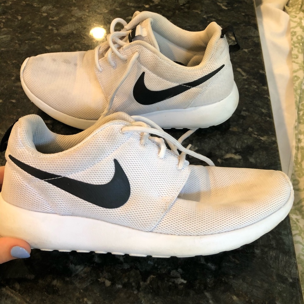 White nike roshes size 8.5